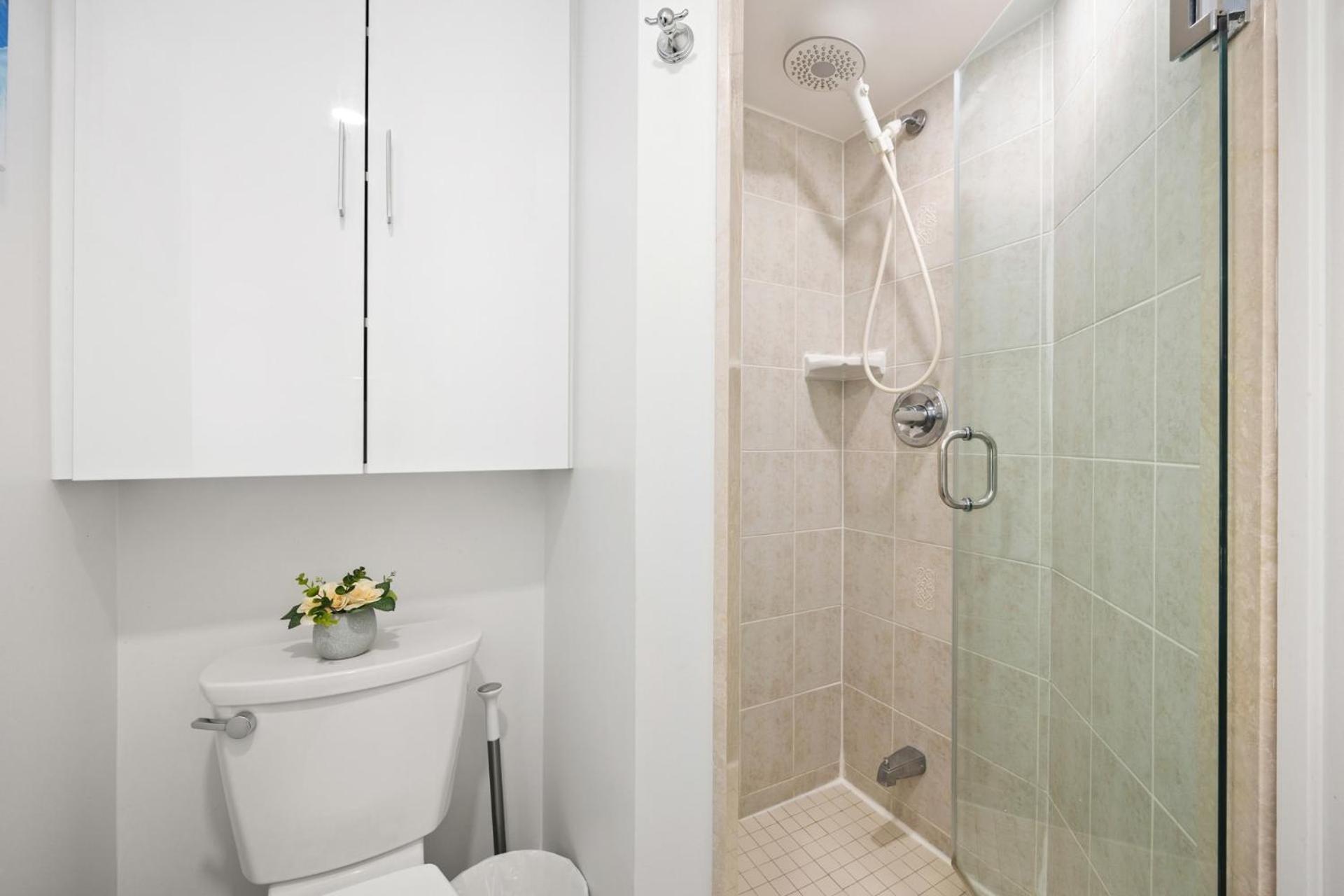 Modern 2-Bedroom Condo W Floor To Ceiling Windows Toronto Exterior foto