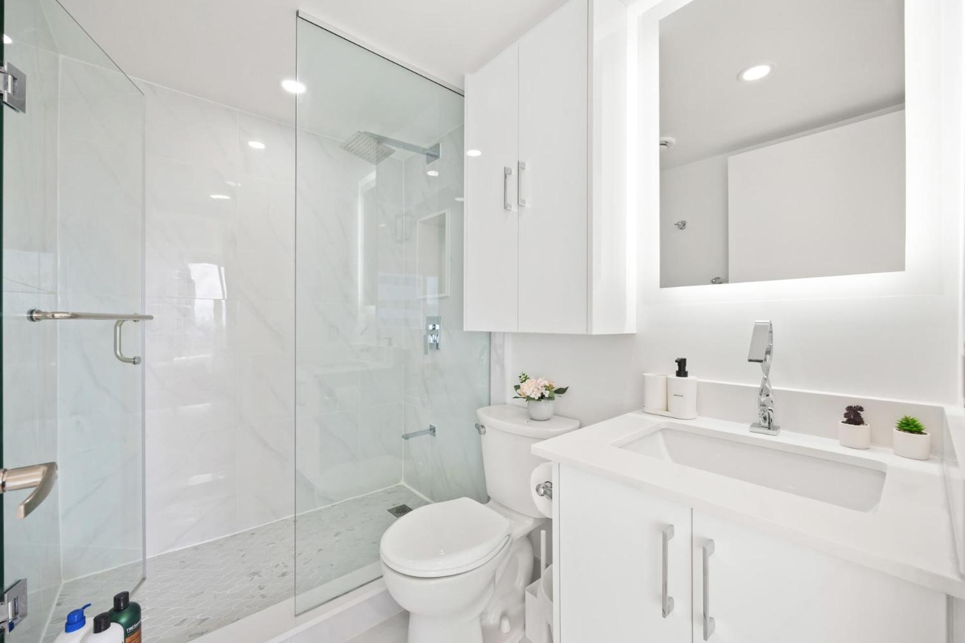 Modern 2-Bedroom Condo W Floor To Ceiling Windows Toronto Exterior foto
