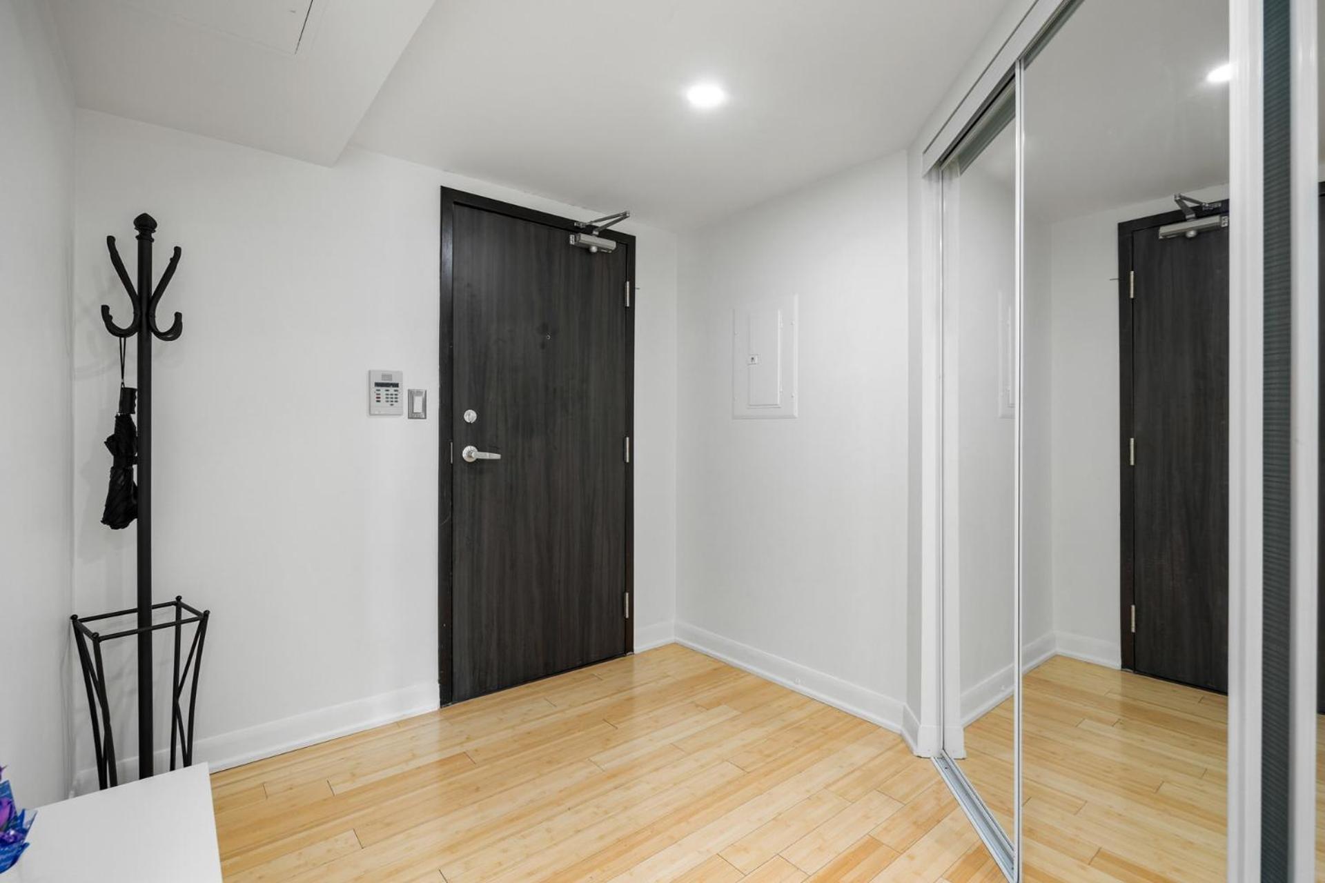 Modern 2-Bedroom Condo W Floor To Ceiling Windows Toronto Exterior foto