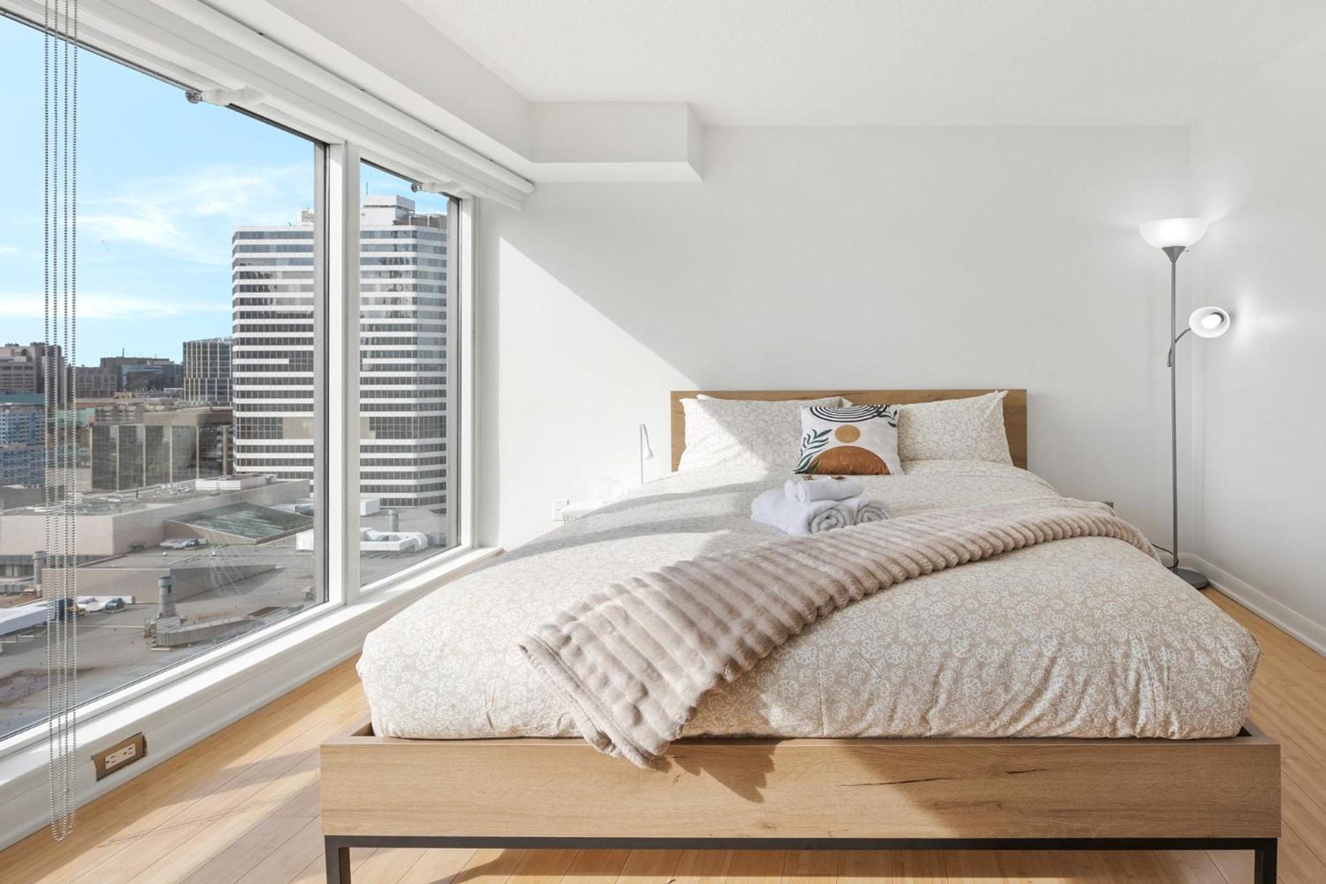Modern 2-Bedroom Condo W Floor To Ceiling Windows Toronto Exterior foto