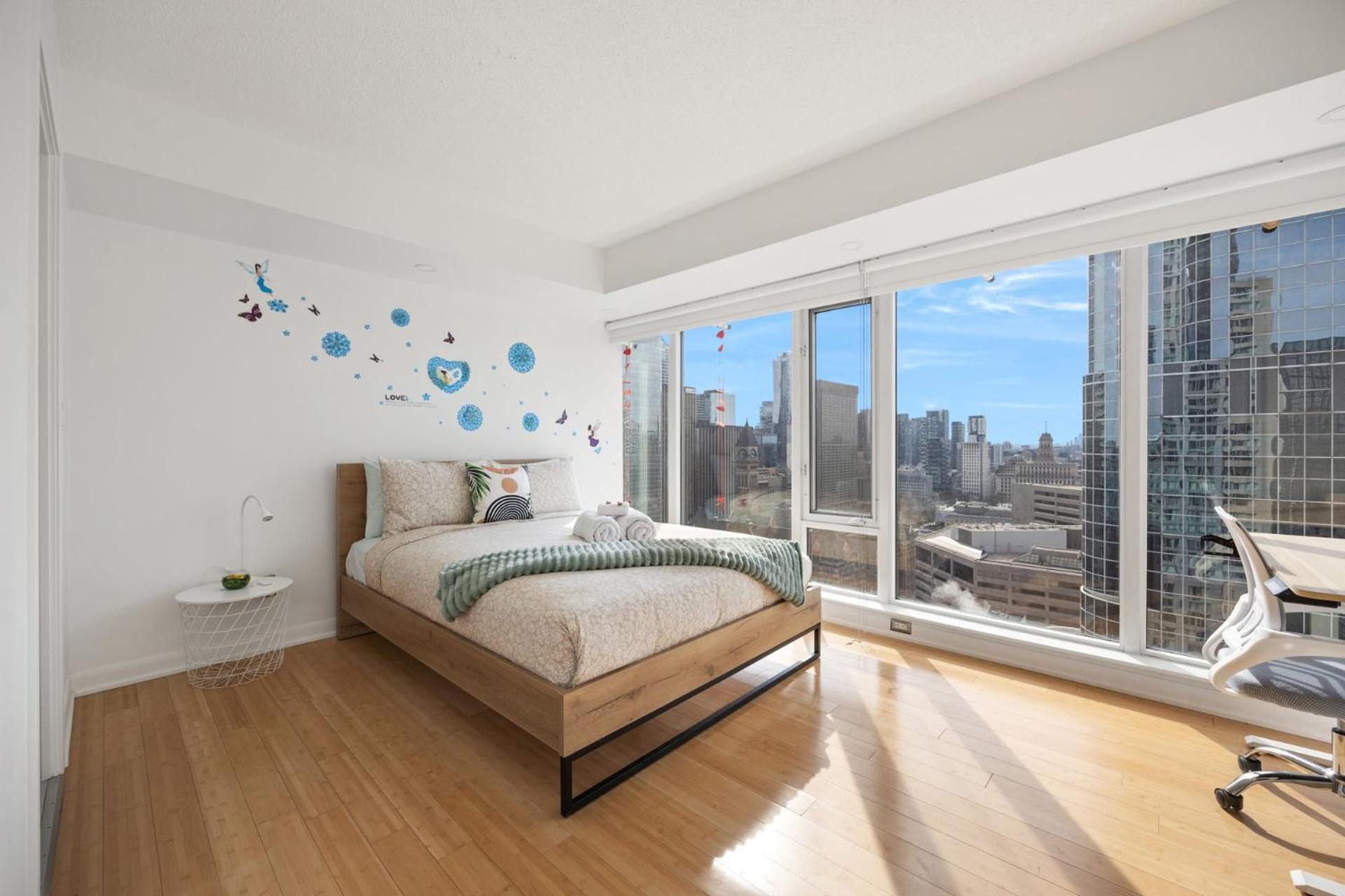 Modern 2-Bedroom Condo W Floor To Ceiling Windows Toronto Exterior foto
